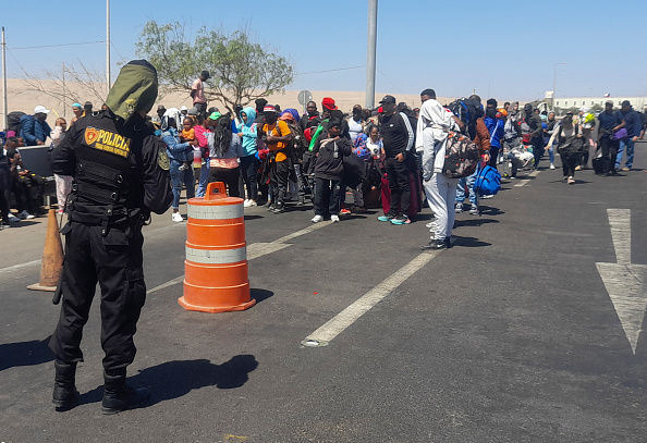 Des dizaines de Vénézuéliens, d'Haïtiens et d'Équatoriens, entre autres nationalités, ont été arrêtés à la frontière par la police péruvienne à Tacna, au Pérou, le 13 avril 2023. (JAVIER RUMICHE/AFP via Getty Images)
