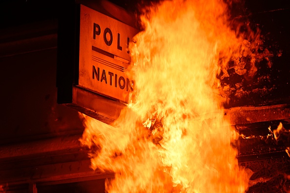 La façade d'un poste de police en feu lors d'une manifestation à Rennes, le 14 avril 2023. (DAMIEN MEYER/AFP via Getty Images)