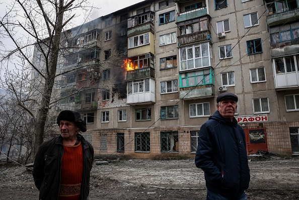 Devant un immeuble résidentiel en feu, après un bombardement à Sloviansk, en Ukraine, le 14 avril 2023. (ANATOLII STEPANOV/AFP via Getty Images)