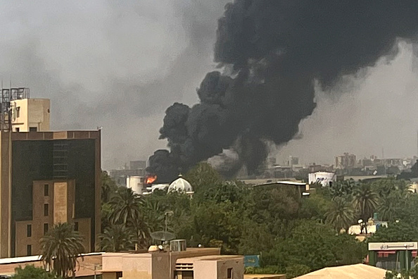 Des volutes de fumée s'élèvent au-dessus des immeubles résidentiels de Khartoum le 16 avril 2023, alors que les combats au Soudan font rage pour la deuxième journée dans des batailles entre généraux rivaux. (AFP via Getty Images)