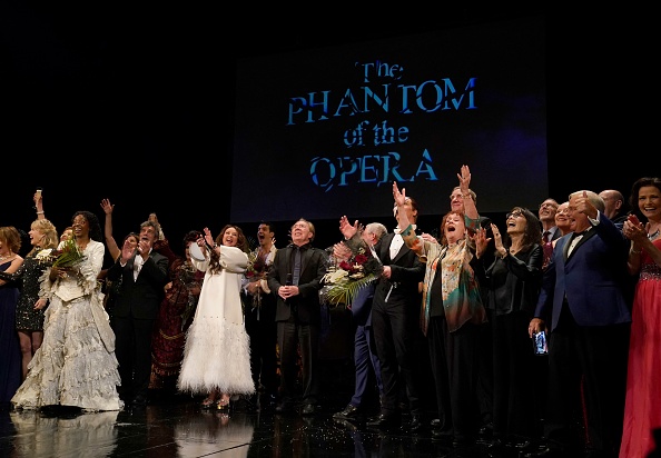 Les articles dans le rôle du Fantôme tirent leur révérence à la fin de la dernière représentation de la comédie musicale "Phantom of the Opera" au Majestic Theater à New York, le 16 avril 2023. (TIMOTHY A. CLARY/AFP via Getty Images)