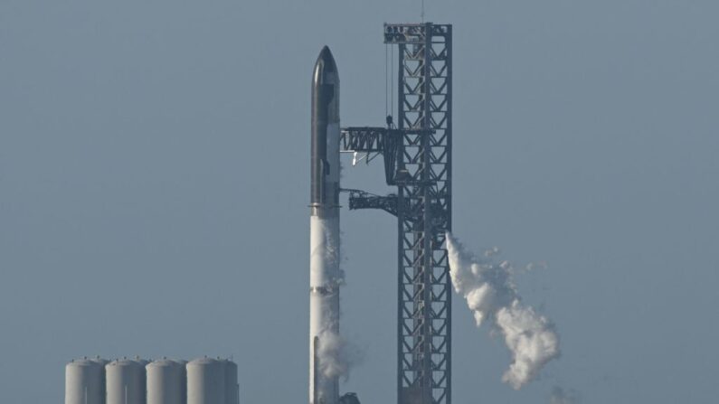Le décollage de la fusée géante a été annulé quelques minutes avant l'heure prévue en raison d'un problème de pressurisation, ont indiqué les responsables de SpaceX. (Photo PATRICK T. FALLON/AFP via Getty Images)