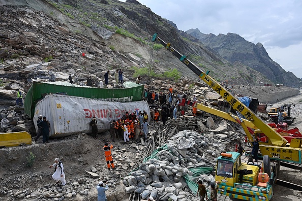 Un glissement de terrain près de la ville frontalière de Torkham, au Pakistan, le 18 avril 2023. (ABDUL MAJEED/AFP via Getty Images)
