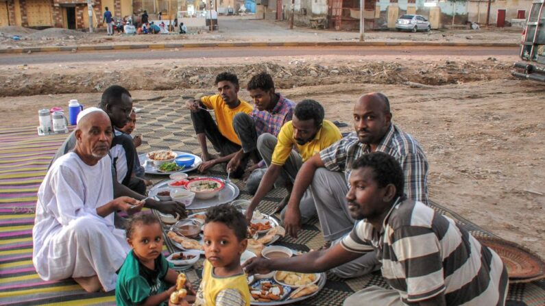 Des gens se rassemblent pour un repas de rupture du jeûne au coucher du soleil pendant le mois sacré musulman du Ramadan à Port-Soudan, le 18 avril 2023. (Photo-/AFP via Getty Images)