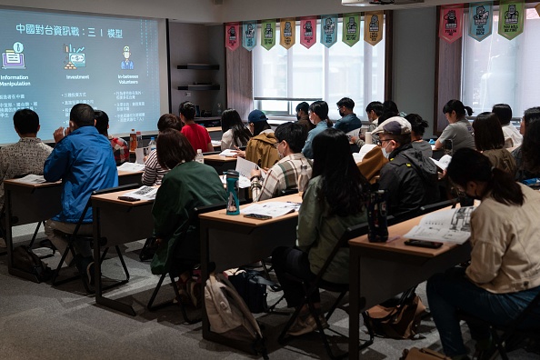 Des étudiants participent à un cours de défense civile à l'Académie Kuma à Taipei. (JACK MOORE/AFP via Getty Images)
