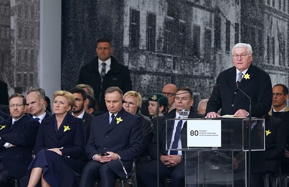 Le président allemand Frank-Walter Steinmeier (à d.) lors de la cérémonie centrale de commémoration du 80e anniversaire du soulèvement du ghetto de Varsovie, en Pologne, le 19 avril 2023. (JANEK SKARZYNSKI/AFP via Getty Images)
