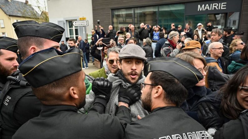 Des gendarmes repoussent des manifestants lors d'une manifestation contre une visite d'Emmanuel Macron, le 19 avril 2023. (Photo FREDERICK FLORIN/AFP via Getty Images)