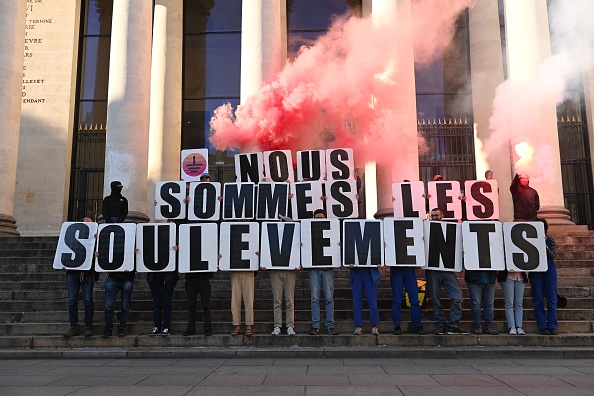 Un rassemblement contre la dissolution du mouvement écologiste "Les Soulevements de la Terre" à Nantes, le 19 avril 2023. (SÉBASTIEN SALOM-GOMIS/AFP via Getty Images)