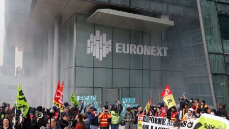Paris: après LVMH, les grévistes envahissent la tour d’Euronext