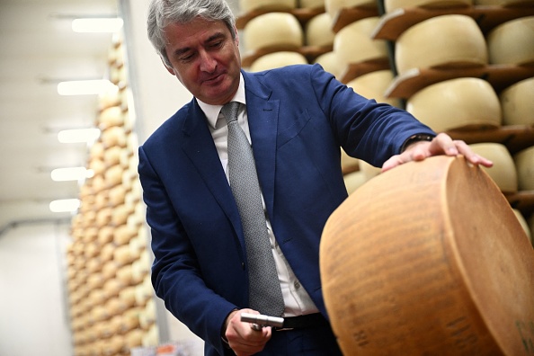 Emmanuel Besnier, PDG de Lactalis, aux côtés d'une meule de Parmigiano Reggiano à l'usine Casearia Castelli, à Reggio Emilia, en Italie. (MARCO BERTORELLO/AFP via Getty Images)