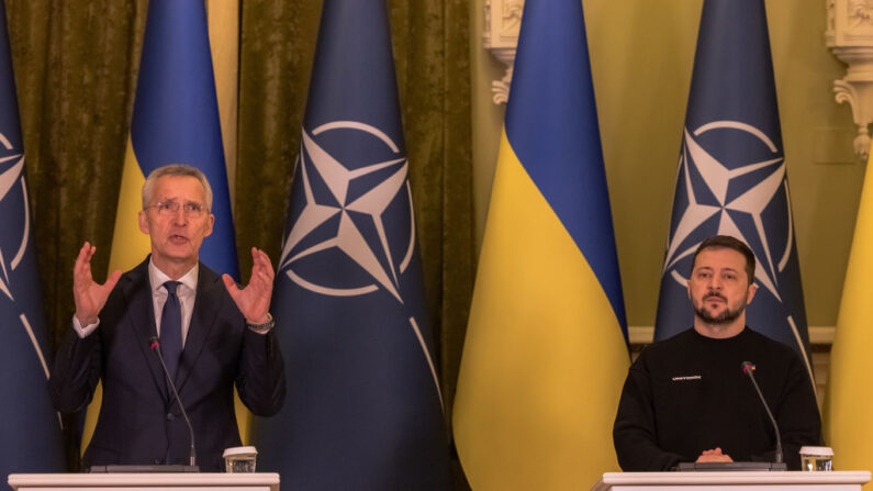 Le président ukrainien Volodymyr Zelensky (à dt.) et le secrétaire général de l'OTAN Jens Stoltenberg lors d'une conférence de presse conjointe le 20 avril 2023 en Ukraine. (Photo Roman Pilipey/Getty Images)