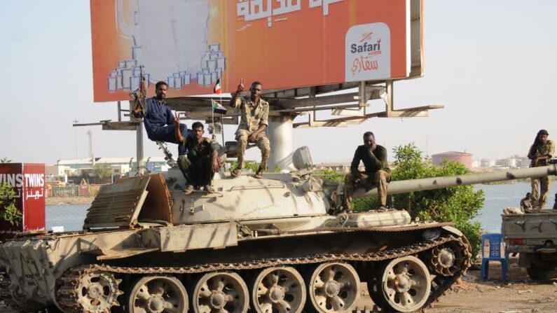 Des soldats de l'armée soudanaise, fidèles au chef de l'armée Abdel Fattah al-Burhan, sont assis au sommet d'un char dans la ville de Port-Soudan, sur la mer Rouge, le 20 avril 2023. (Photo -/AFP via Getty Images)