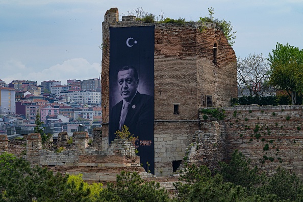 Un panneau du portrait du président turc Receip Tayyip Erdogan est affiché sur un mur historique de la ville avant les élections présidentielles et parlementaires du 14 mai, à Istanbul, le 21 avril 2023. (YASIN AKGUL/AFP via Getty Images)