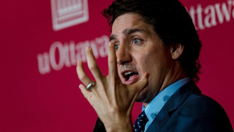 Le premier ministre canadien Justin Trudeau s'exprime lors d'une réunion avec des étudiants et le président allemand Frank-Walter Steinmeier à l'Université d'Ottawa, le 24 avril 2023 à Ottawa.(PASCAL POCHARD-CASABIANCA/AFP via Getty Images)