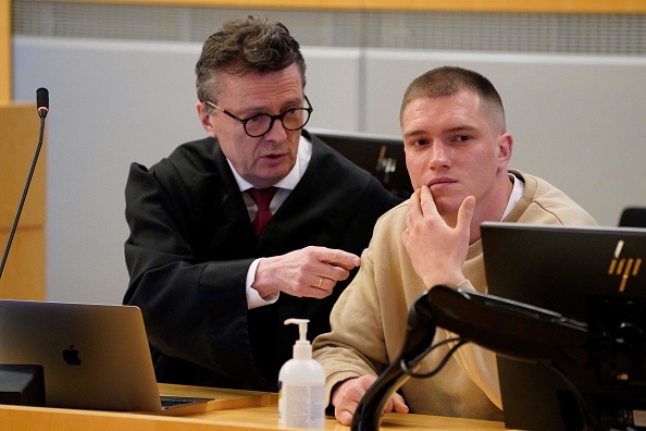 Andrei Medvedev (à d.) et son avocat avant le début de son procès au tribunal de district d'Oslo, le 25 avril 2023. (GORM KALLESTAD/NTB/AFP via Getty Images)