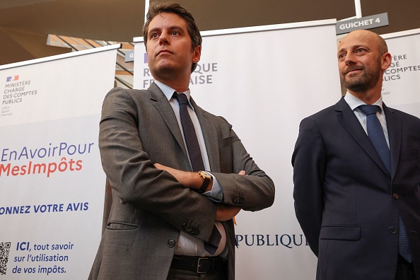Le ministre des Comptes publics Gabriel Attal (à g.) et le ministre de la Transformation et des Services publics Stanislas Guerini. (PASCAL GUYOT/AFP via Getty Images)