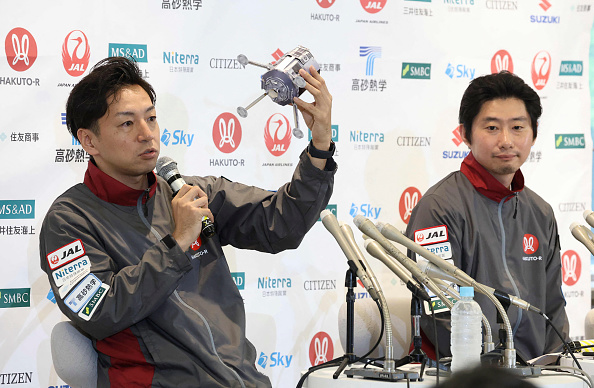 Le directeur technique d'ispace, Ryo Ujiie (à g.) et le PDG, Takeshi Hakamada, lors d'une conférence de presse, à Tokyo, le 26 avril 2023. (STR/JIJI Press/AFP via Getty Images)