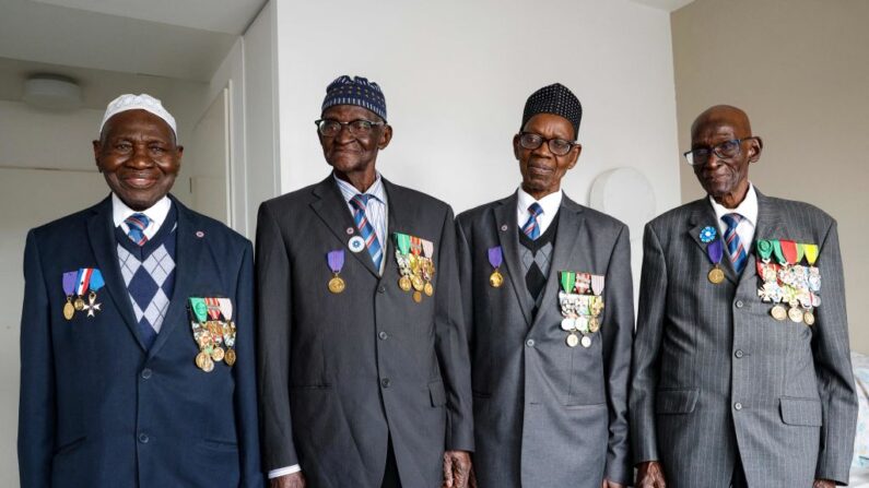 Sur cette photographie prise le 18 avril 2023, (de g. à d.) les Sénégalais Gorgui M'Bodji, Ousmane Sagna, Oumar Dieme et Yoro Diao, anciens combattants des guerres au service de la France, posent à Bondy, au nord-est de Paris. (Photo GEOFFROY VAN DER HASSELT/AFP via Getty Images)