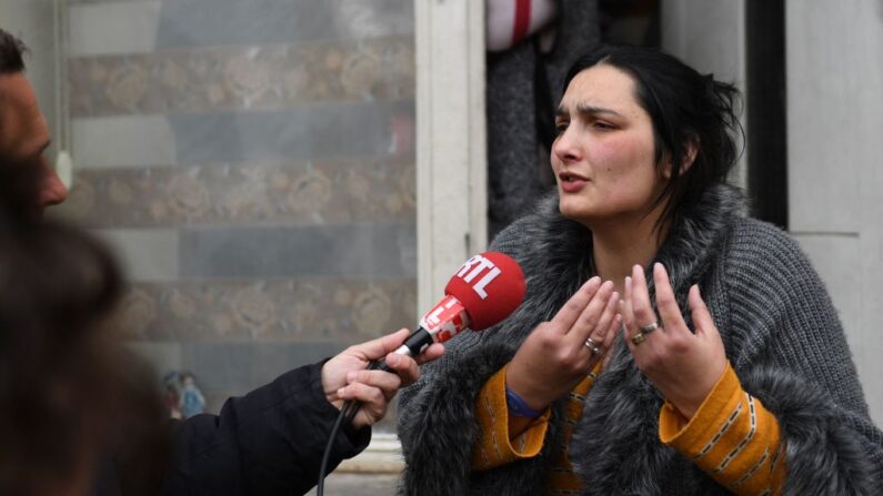 La mère de la fillette de cinq ans retrouvée morte dans un sac s'adresse aux journalistes à Rambervillers, dans l'est de la France, le 26 avril 2023.  (Photo JEAN-CHRISTOPHE VERHAEGEN/AFP via Getty Images)