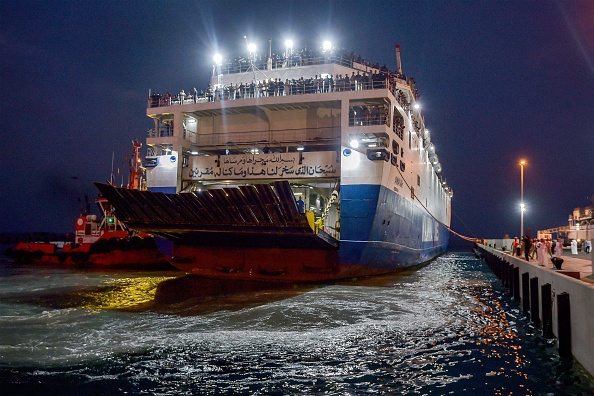 Le ferry Amanah, battant pavillon saoudien et transportant des civils fuyant les violences au Soudan, arrive à la base navale du roi Faisal à Jeddah le 26 avril 2023. (AMER HILABI/AFP via Getty Images)