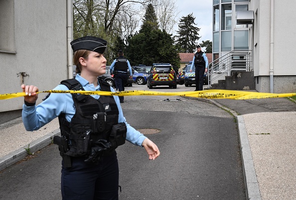 Des gendarmes dans une rue après avoir escorté un suspect jusqu'à l'immeuble où une fillette de cinq ans a été retrouvée morte dans un sac à Rambervillers. (JEAN-CHRISTOPHE VERHAEGEN/AFP via Getty Images)