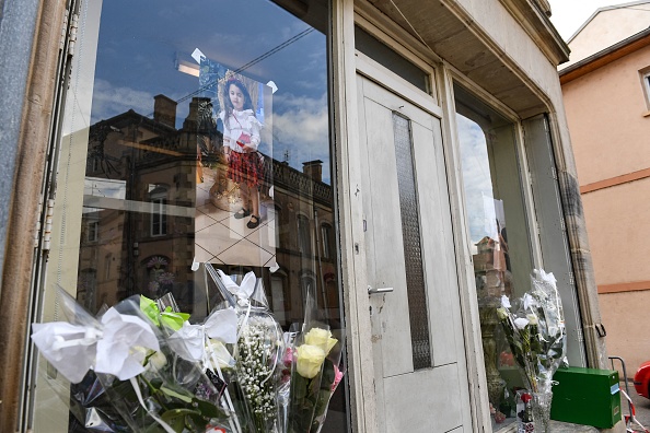 Des fleurs à la mémoire de la fillette à son domicile de Rambervillers. (JEAN-CHRISTOPHE VERHAEGEN/AFP via Getty Images)