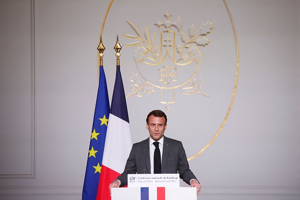 Le président Emmanuel Macron lors de la Conférence Nationale du Handicap au Palais de l'Élysée, le 26 avril 2023. (YOAN VALAT/POOL/AFP via Getty Images)
