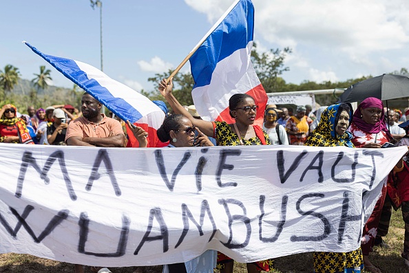 Un rassemblement de soutien à l'opération Wuambushu ("Reprendre") à Chirongui, Mayotte, le 27 avril 2023. (PATRICK MEINHARDT/AFP via Getty Images)