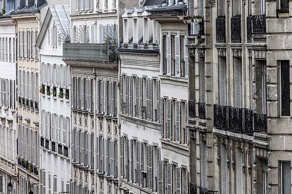 Des façades d'immeubles parisiens à Paris le 27 avril 2023. (JOEL SAGET/AFP via Getty Images)
