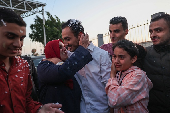 Des proches accueillent des Palestiniens évacués du Soudan à leur arrivée dans la bande de Gaza, le 28 avril 2023. (SAID KHATIB/AFP via Getty Images)