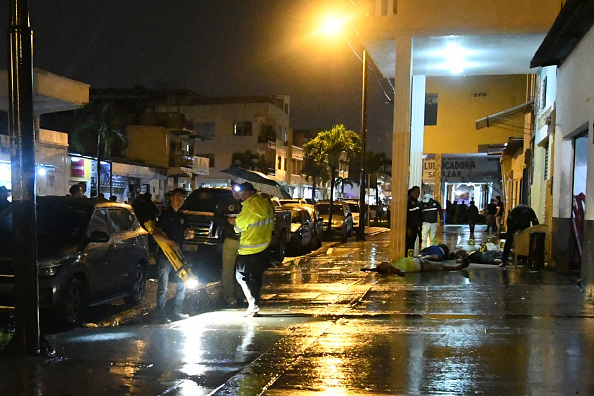 Des policiers équatoriens inspectent un atelier après un meurtre multiple à Guayaquil, en Équateur, le 30 avril 2023.(GERARDO MENOSCAL/AFP via Getty Images)