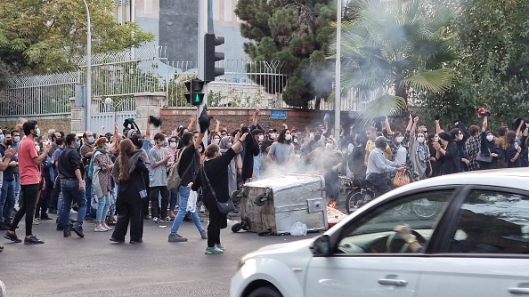 Un rassemblement pour protester contre la mort de Mahsa Amini dans les rues de Téhéran, en Iran, en 2022. (Getty Images)
