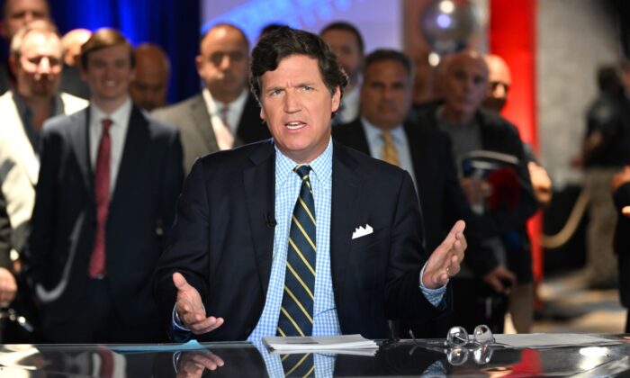 Tucker Carlson, animateur de Fox News, s'exprime lors de la remise des FOX Nation Patriot Awards 2022 à Hollywood, Floride, le 17 novembre 2022. (Jason Koerner/Getty Images)