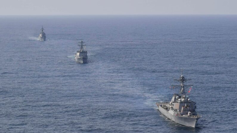 Sur cette image diffusée par le ministère sud-coréen de la Défense, le destroyer Yulgok Yi I (au c.) de la marine sud-coréenne, l'USS Benfold (à d.) de la marine américaine et le JS Atago (à g.) de la Force maritime d'autodéfense du Japon naviguent en formation lors d'un exercice naval conjoint dans les eaux internationales le 17 avril 2023 dans un lieu non divulgué. (Photo South Korean Defense Ministry via Getty Images)