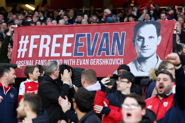 Une bannière est déployée en soutien au journaliste Evan Gershkovich emprisonné en Russie, à l'Emirates Stadium le 21 avril 2023 à Londres, Angleterre. (Julian Finney/Getty Images)