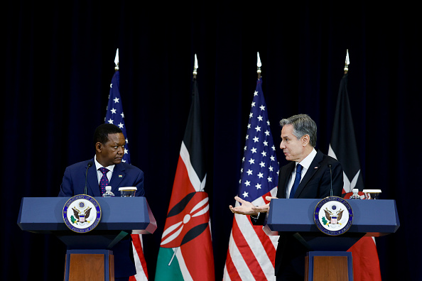 Le secrétaire d'État américain Antony Blinken et son homologue kényan Alfred Mutua, le 24 avril 2023, à Washington, DC. (Anna Moneymaker/Getty Images)