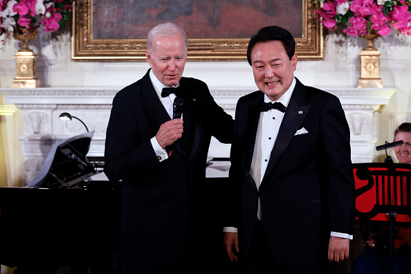 Le président américain Joe Biden et le président sud-coréen Yoon Suk-yeol à Washington, le 26 avril 2023. (Chip Somodevilla/Getty Images)