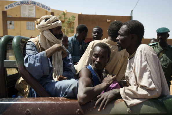 Des détenus sortis d'une gendarmerie de Gao, dans le nord du Mali, le 26 février 2013, pour être transférés à Bamako. Ils sont poursuivis pour appartenance à un groupe armé islamiste. (JOEL SAGET/AFP via Getty Images)