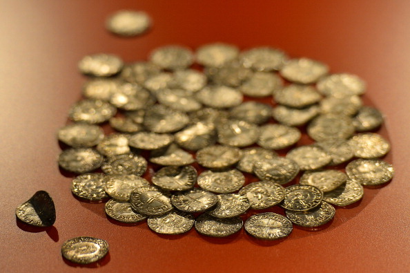 Une collection de pièces de monnaie de Tyskegard au Danemark, datant de l'an 1000, lors d'une exposition "Vikings : Life and Legend" au British Museum à Londres, en 2014. (BEN STANSALL/AFP via Getty Images)