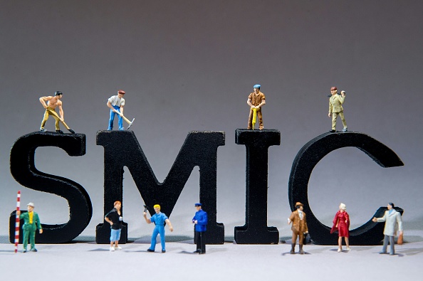 Une revalorisation du Smic au 1er mai d'un peu plus de 2%. (PHILIPPE HUGUEN/AFP via Getty Images)