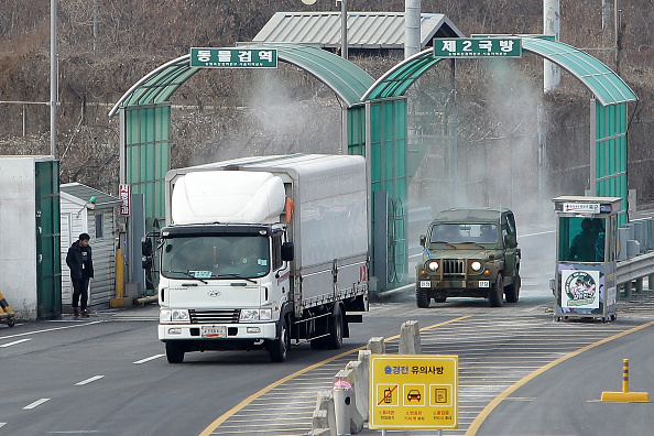 Un véhicule arrivant du complexe industriel conjoint de Kaesong en Corée du Nord au bureau de transit intercoréen en à Paju, en Corée du Sud. (Chung Sung-Jun/Getty Images)
