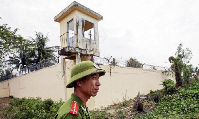 Policier vietnamien devant la prison de Phuoc Co, à la périphérie de la ville côtière de Vung Tau, dans le sud du pays en 2006. (Hoang Dinh Nam/AFP via Getty Images)