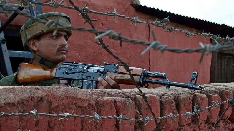 Barricades devant le poste militaire de Bathinda suite à la fusillade, à Bhatinda, en Inde le 12 avril 2023. (Photo STR/AFP via Getty Images)