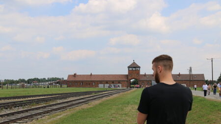 Selfies inappropriés au mémorial d’Auschwitz: les visiteurs irrespectueux rappelés à l’ordre