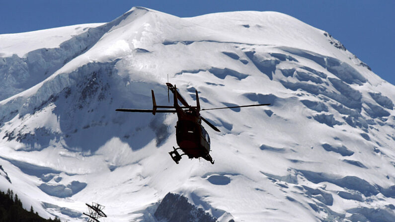 Quatre personnes sont mortes et plusieurs blessés sont à déplorer dans une avalanche qui s'est produite le 9 avril 2023 sur le glacier d'Armancette, dans les Alpes. (Photo JEAN-PIERRE CLATOT/AFP via Getty Images)