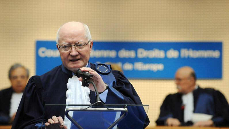 L'ancien président français de la Cour européenne des droits de l'homme, Jean-Paul Costa. (Photo de 2009 PATRICK HERTZOG/AFP via Getty Images)