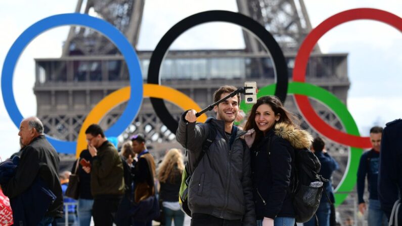 Un couple prend un selfie devant les anneaux olympiques sur l'esplanade du Trocadéro, le 14 septembre 2017. (Photo: FRANCK FIFE/AFP via Getty Images)