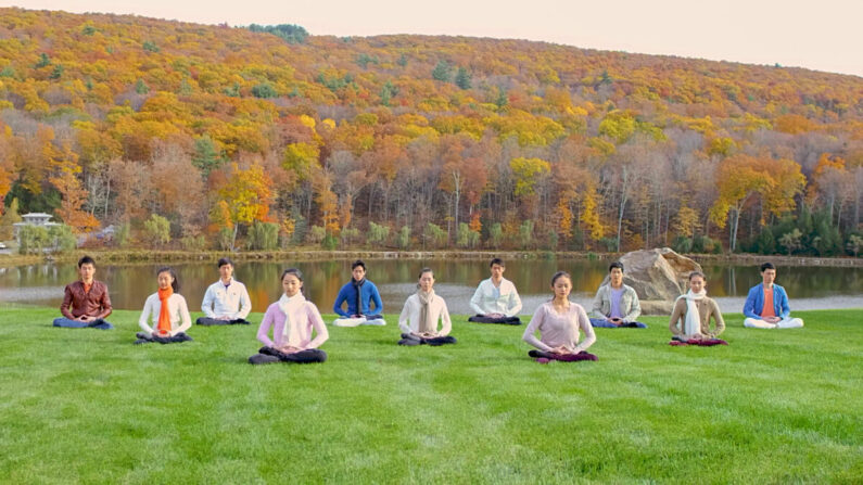 Des étudiants pratiquent la méditation sur le campus du collège Fei Tian à Deerpark, New York. (Avec l'aimable autorisation de Shen Yun Performing Arts)