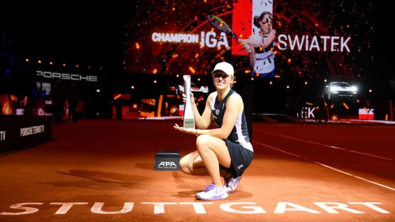 Sacrée dimanche sur la terre battue de Stuttgart, la Polonaise Iga Swiatek domine toujours largement la hiérarchie mondiale dans le classement WTA publié lundi. (Photo by THOMAS KIENZLE/AFP /AFP via Getty Images)