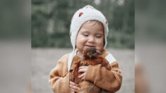 Un bébé partage un lien spécial avec des poussins : « Elle aime la nature »